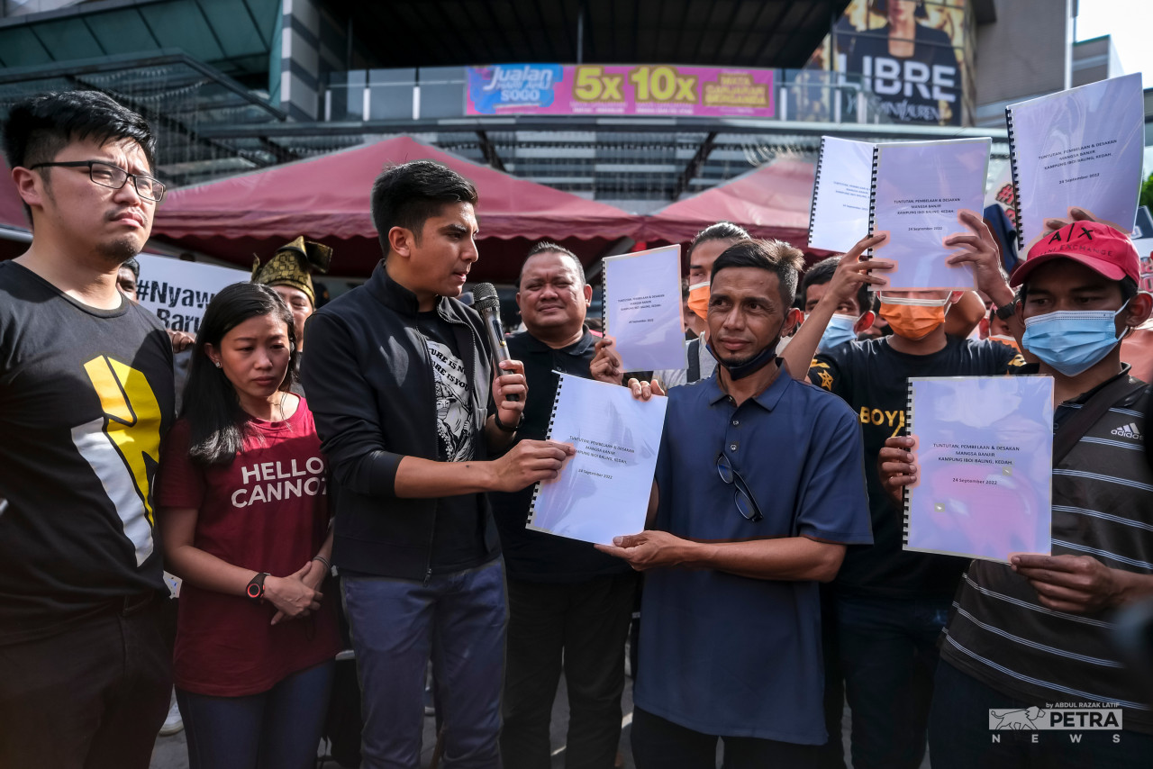 Syed Saddiq Syed Abdul Rahman (third from left) with Asri Balkis at the protest on September 24. The Muar MP stresses that authorities should not be heavy-handed against flood victims and turn a blind eye to environmentally destructive activities. – ABDUL RAZAK LATIF/The Vibes pic, September 28, 2022