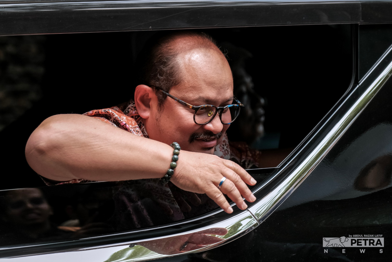 A joyful Datuk Seri Shamsul Iskandar Md Akin arrives at Datuk Seri Anwar Ibrahim’s residence following confirmation of the latter’s appointment as the new prime minister of Malaysia. – ABDUL RAZAK LATIF/The Vibes pic, November 24, 2022