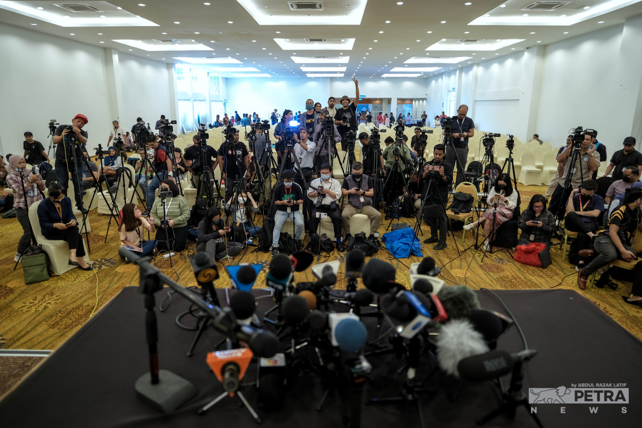 Members of the press are waiting for Datuk Seri Anwar Ibrahim’s first press conference as Malaysia’s prime minister at the Sg Long Golf & Country Club. – ABDUL RAZAK LATIF/The Vibes pic, November 24, 2022