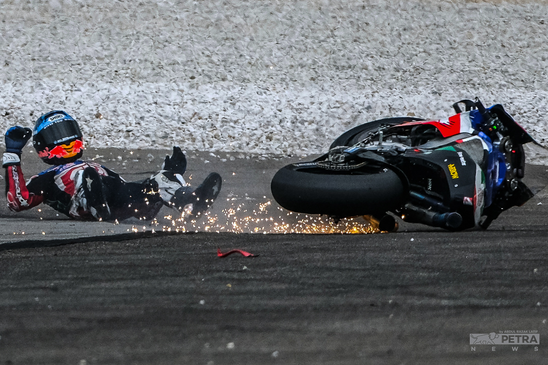 The return of the Malaysian Motorcycle Grand Prix sees its fair share of falls as the damp conditions proved a challenge for the riders. Alex Marquez crashes his LCR Honda Castrol during the third practice session. – ABDUL RAZAK LATIF/The Vibes pic, January 8, 2023