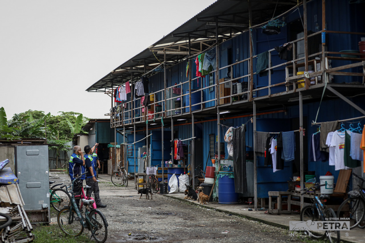 Human Resources Minister V. Sivakumar has said the owners of the three factories will be charged as soon as the investigation papers are completed for offences like failing to provide mattresses, poor cooking space and cramped rooms. – SYEDA IMRAN/The Vibes pic, January 25, 2023