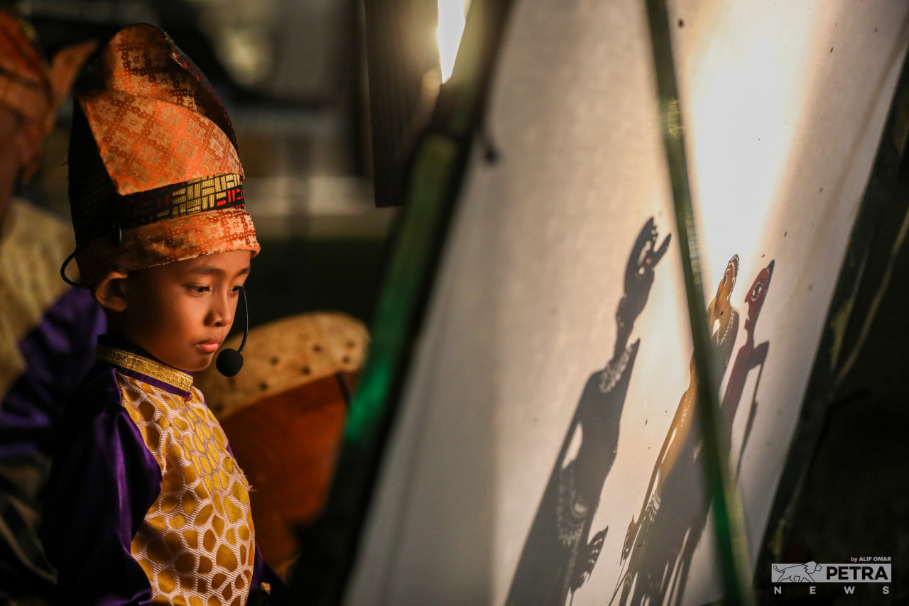 Sulhie insists that he had not forced Pyu into following in his footsteps. Instead, Pyu has shown genuine curiosity in what his father does for a living. – ALIF OMAR/The Vibes pic, May 2, 2022