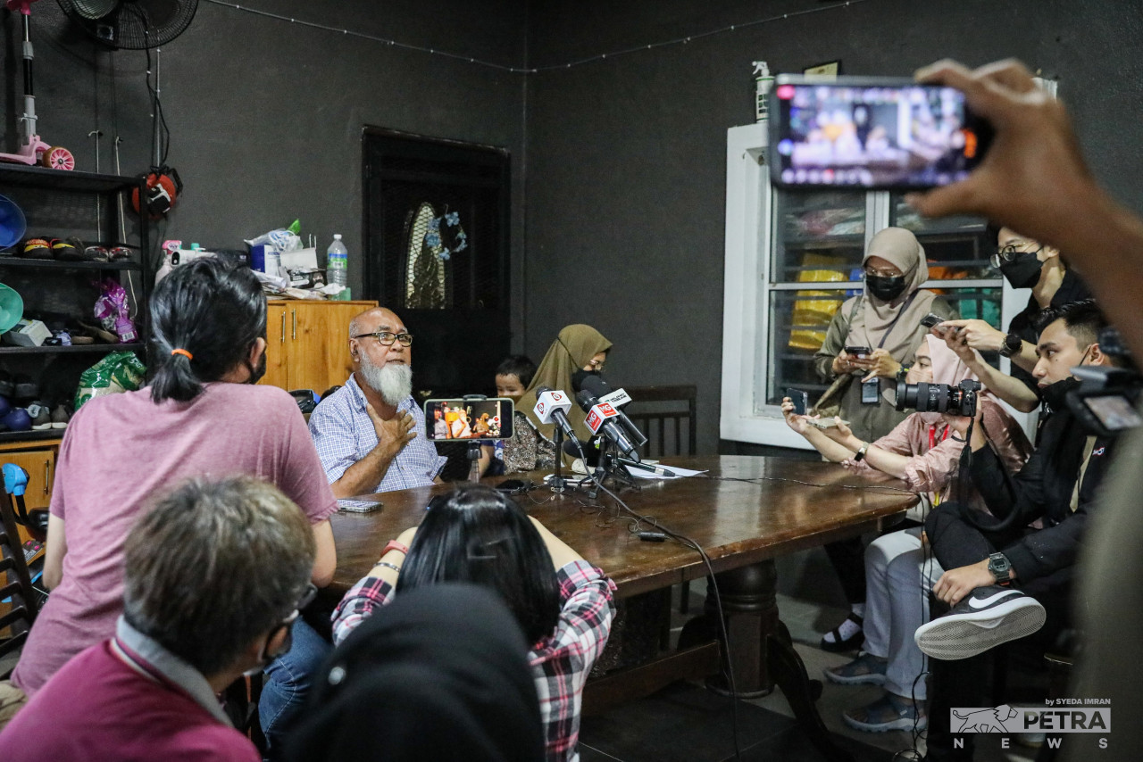 The elderly forgave the perpetrator at a press conference held at his house today, but says that he will not withdraw the lodged report. – SYED AIMRAN/The Vibes pic, May 25, 2022