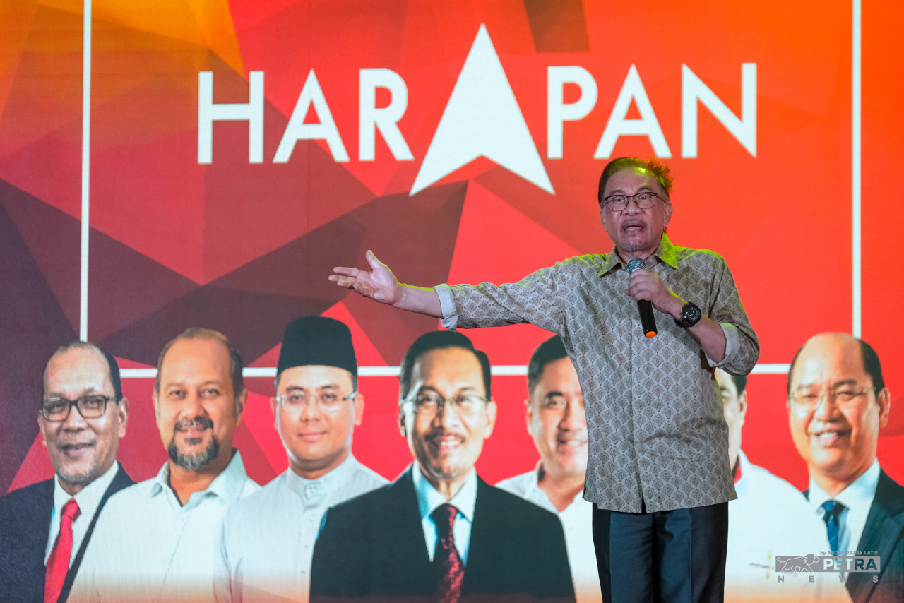 At Pakatan Harapan’s Jelajah Harapan Selangor information campaign last night, Datuk Seri Anwar Ibrahim chided political leaders who often touted that they are champions of their respective races and religions while enriching themselves through corruption and illicit means. – ABDUL RAZAK LATIF/The Vibes pic, June 26, 2022