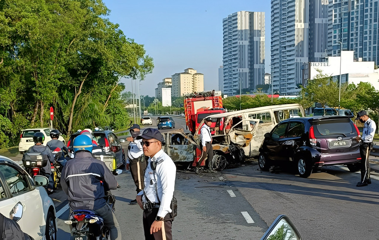 The scene of the accident in the morning. The drivers of the Perodua Myvi and Honda City, aged 34 and 52, escaped injury in the incident. – Muhd Hasrullah Facebook pic, July 25, 2022