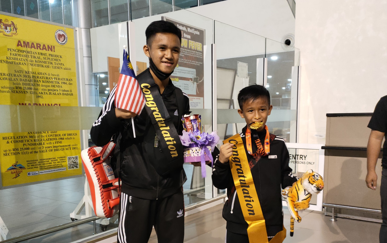 Dazaisy Hafie Aznee (right) was merely tagging along with his brother, Dazrey Dinnie Aznee, 15, to a Muay Thai class in January this year, but has now become a world champion. – REBECCA CHONG/The Vibes pic, August 28, 2022