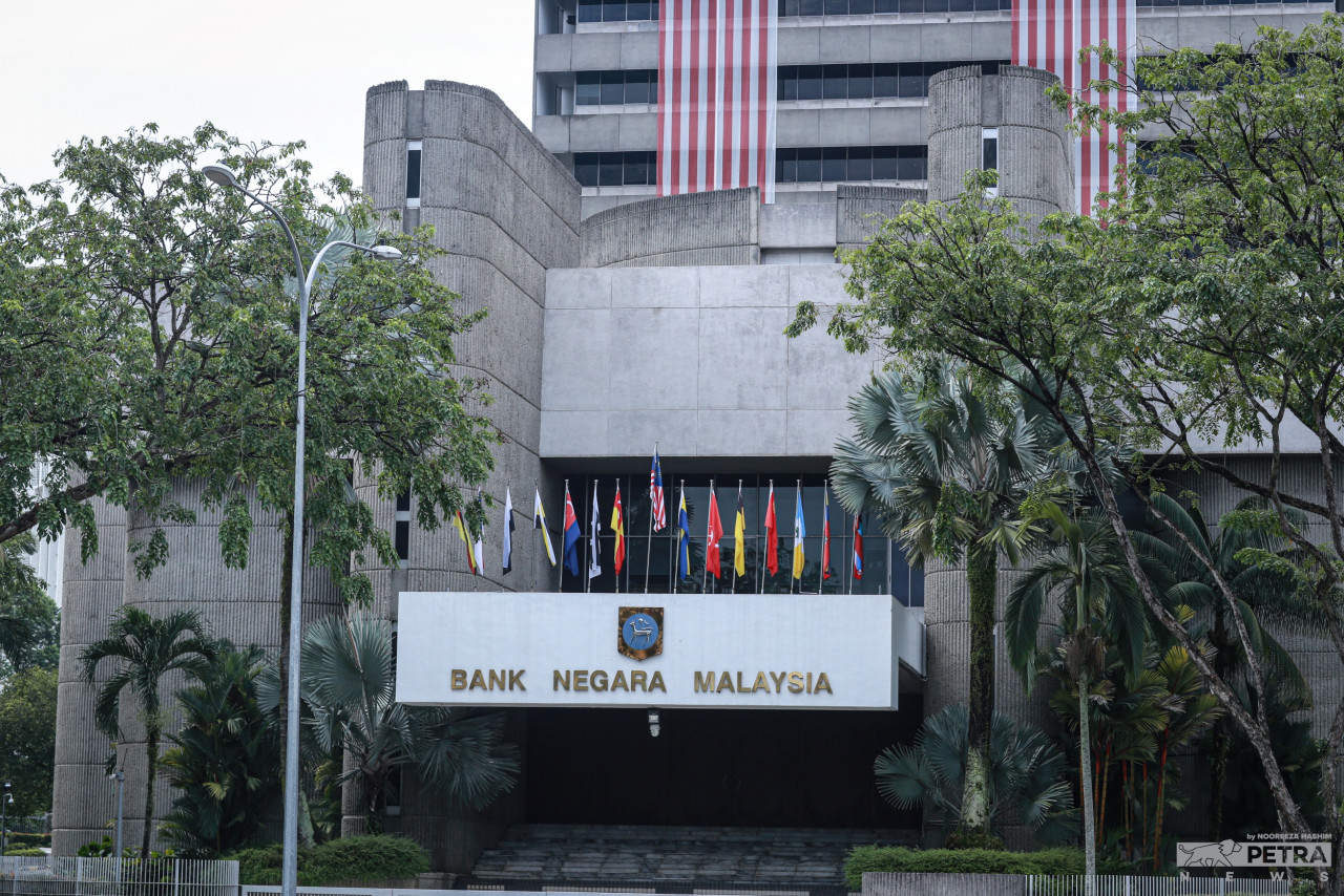 Bank Negara Malaysia governor Tan Sri Nor Shamsiah Mohd Yunus yesterday said its latest instructions apply to transactions relating to account opening, fund transfers, and payments, as well as changes to personal information and account settings. – The Vibes file pic, September 27, 2022 