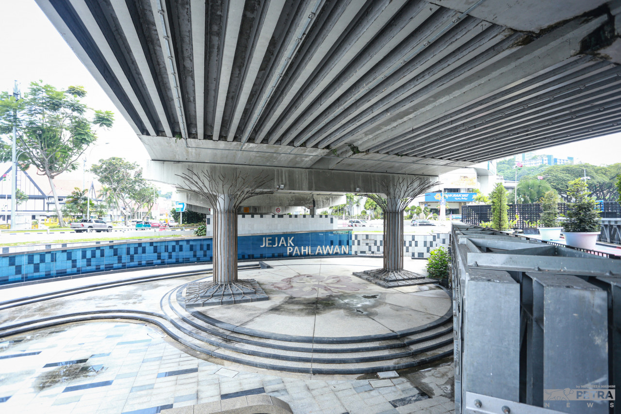 The Jejak Pahlawan promenade seems to be prone to floods due to its design as well as the materials used, which are stone and concrete. – NOOREEZA HASHIM/The Vibes pic, September 25, 2022