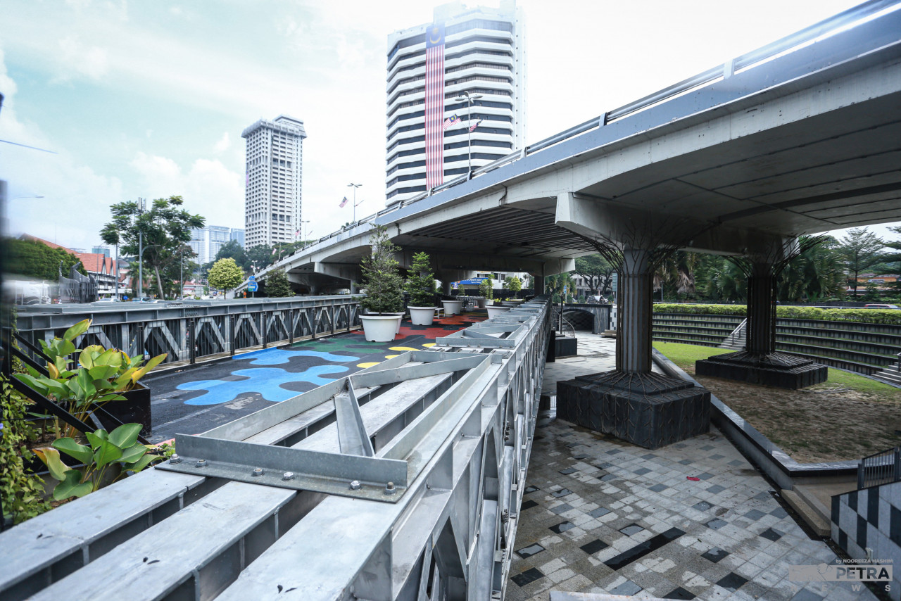 The bridge running across Jejak Pahlawan is adorned with big potted plants and is guarded by two metal frames which are installed to prevent motorists from using the bridge originally meant for them, according to sources. – NOOREEZA HASHIM/The Vibes pic, September 25, 2022