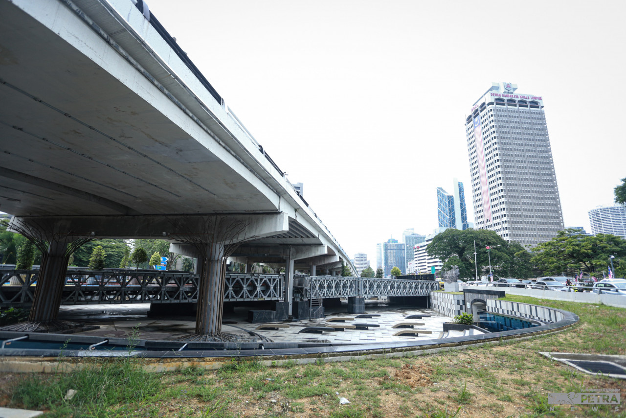 A massive steel bridge runs across Jejak Pahlawan, connected by two sets of steel stairs, which, according to sources, is supposed to be for motor vehicles, but is currently limited to pedestrians only. – NOOREEZA HASHIM/The Vibes pic, September 25, 2022