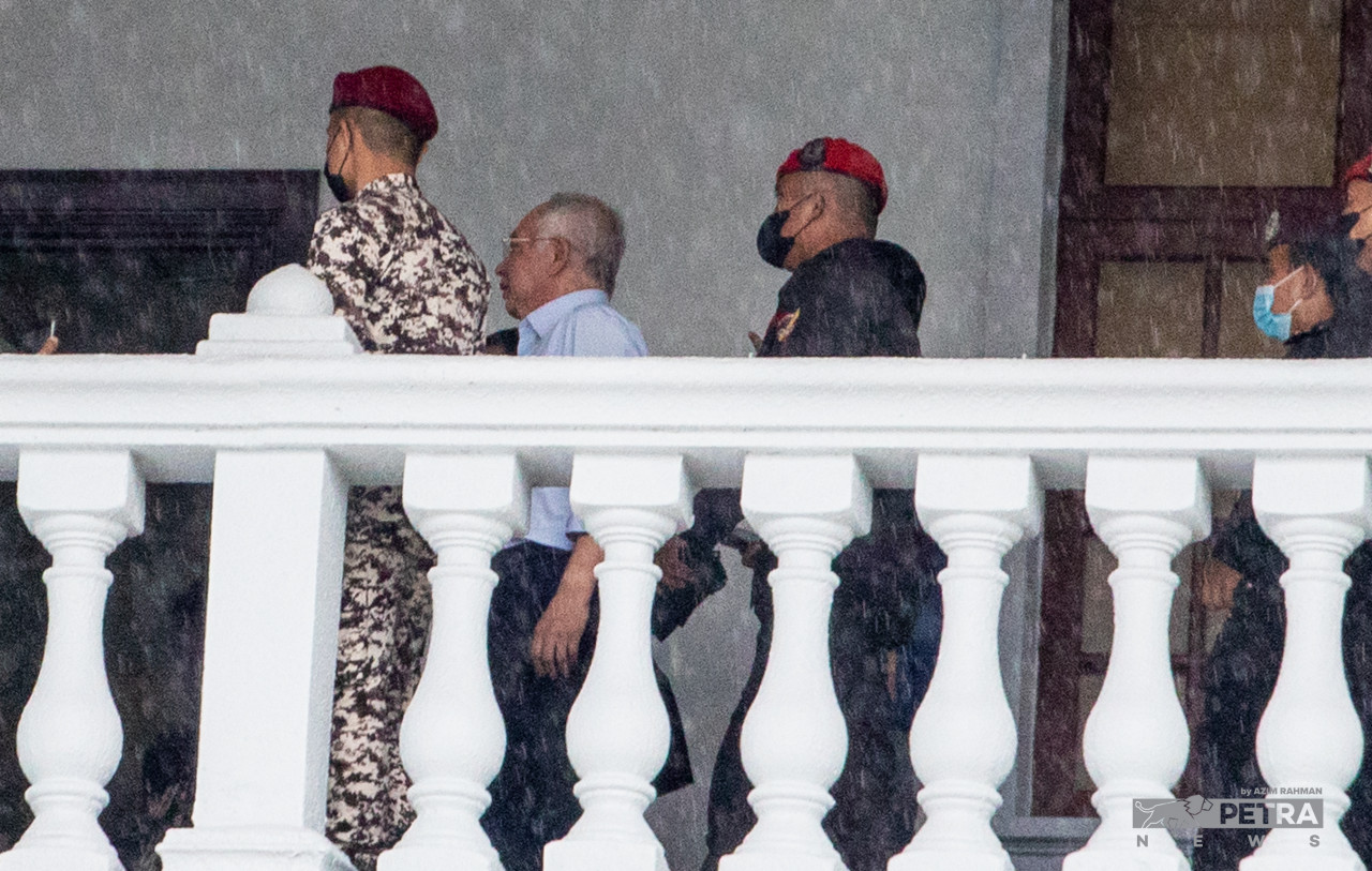 In the 1MDB-Tanore trial, Datuk Seri Najib Razak (centre) is charged with four counts of abuse of power in enriching himself with RM2.3 billion of 1MDB funds, and 21 counts of money laundering of the same amount. – AZIM RAHMAN/The Vibes pic, August 25, 2022