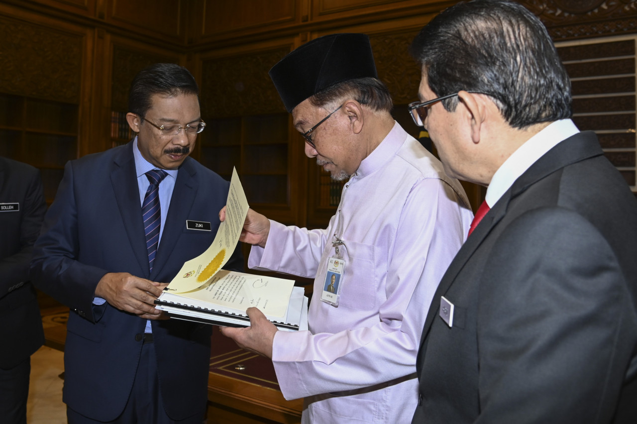 In his first day of his role as Malaysia’s new prime minister, Datuk Seri Anwar Ibrahim has reiterated that the size of the cabinet for the new government under his leadership will be reduced. – Pic courtesy of Jabatan Penerangan, November 25, 2022