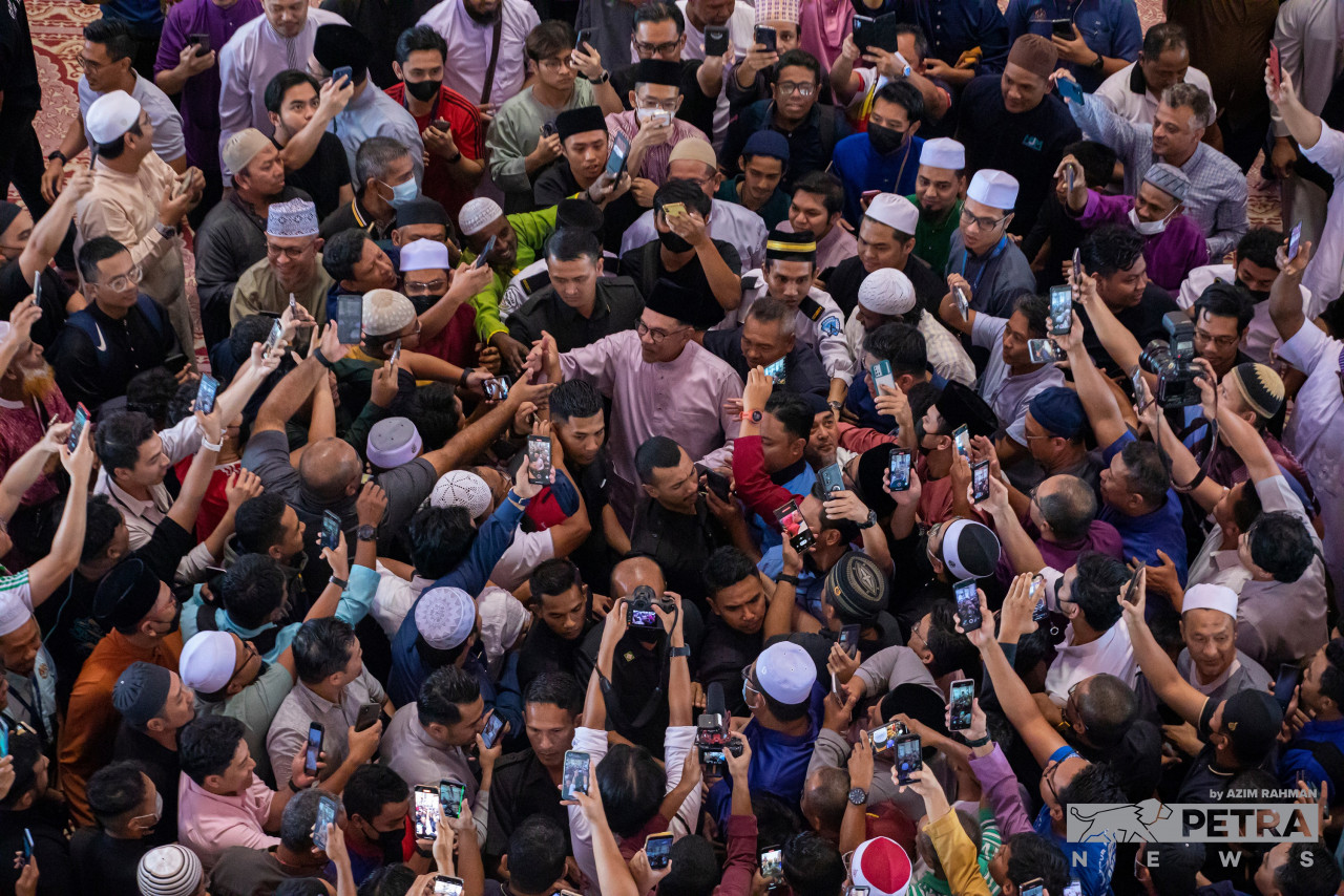 A large crowd swarms around Prime Minister Datuk Seri Anwar Ibrahim as he walks out of the Putra Mosque, some chanting ‘reformasi’, as he leaves the compound. – AZIM RAHMAN/ The Vibes pic, November 25, 2022