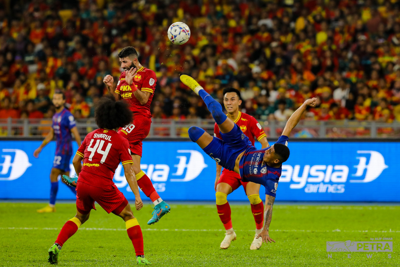 Johor Darul Ta’zim (JDT) have cemented themselves as the country’s best football club as they win against Selangor FC 2-1 to be crowned the 2022 Malaysia Cup champions. With this, JDT won the Super League, FA Cup, Sumbangsih Cup, and now the Malaysia Cup in one year. – ALIF OMAR/The Vibes pic, January 8, 2023