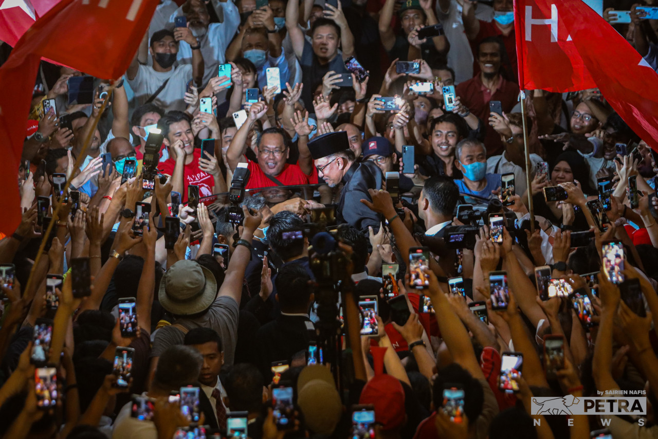 Newly sworn-in Prime Minister Datuk Seri Anwar Ibrahim arriving at the Sg Long Clubhouse in Kajang on November 24 to give his first press conference as the country’s head of government. – SAIRIEN NAFIS/The Vibes pic, December 31, 2022