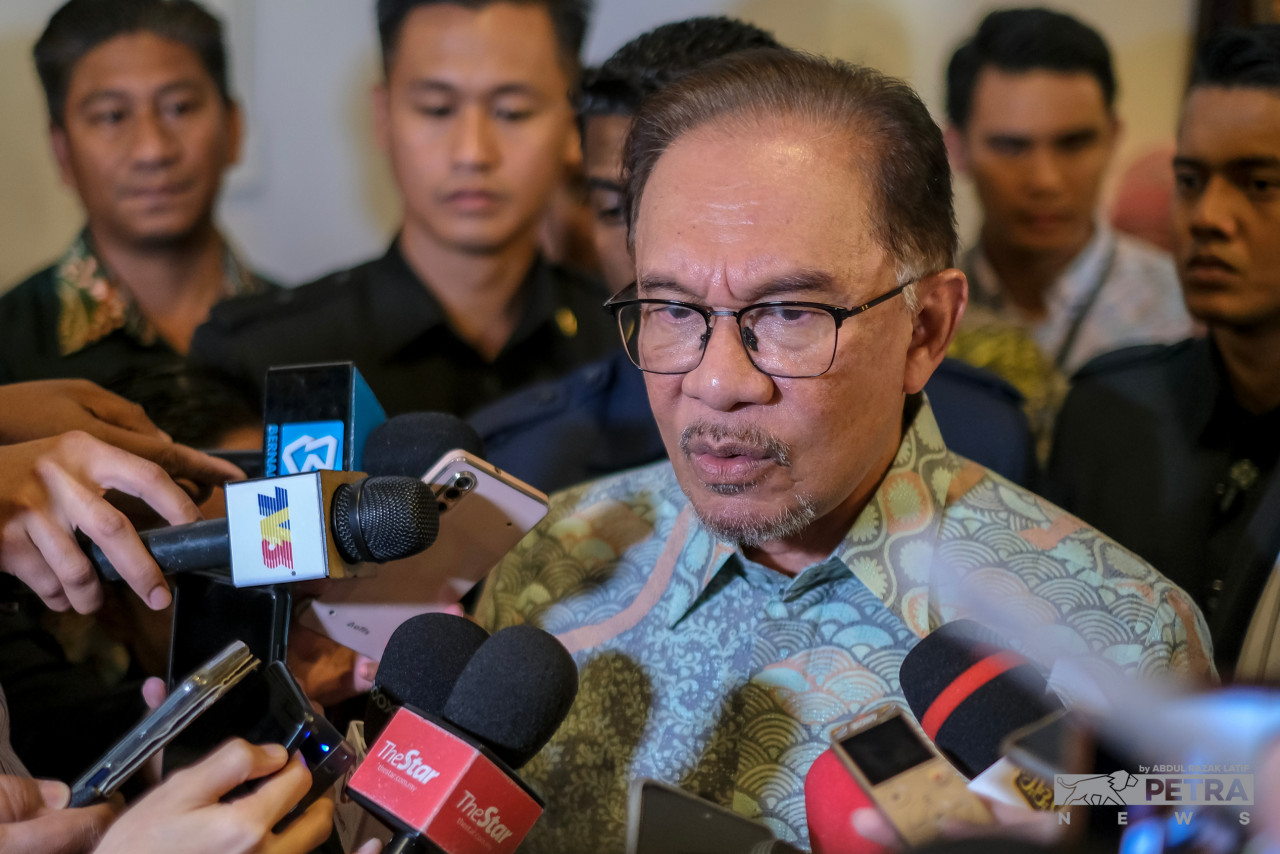 Datuk Seri Anwar Ibrahim (centre) has even praised Datuk Seri Hajiji Noor for his masterful ‘silat’ skills in bringing stability back to Sabah after a tumultuous two years since its state election in 2020. – ABDUL RAZAK LATIF/The Vibes pic, March 2, 2023