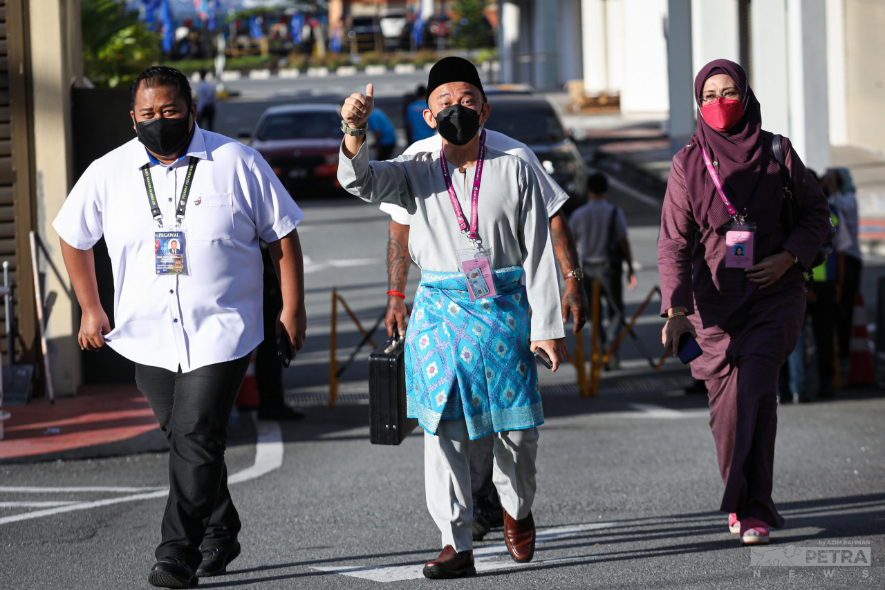 PKR candidate Dr Maszlee Malik (centre) photographed as he arrived at the nomination centre for the Layang-Layang seat at the Simpang Renggam District Council. – AZIM RAHMAN/The Vibes pic, February 26, 2022 