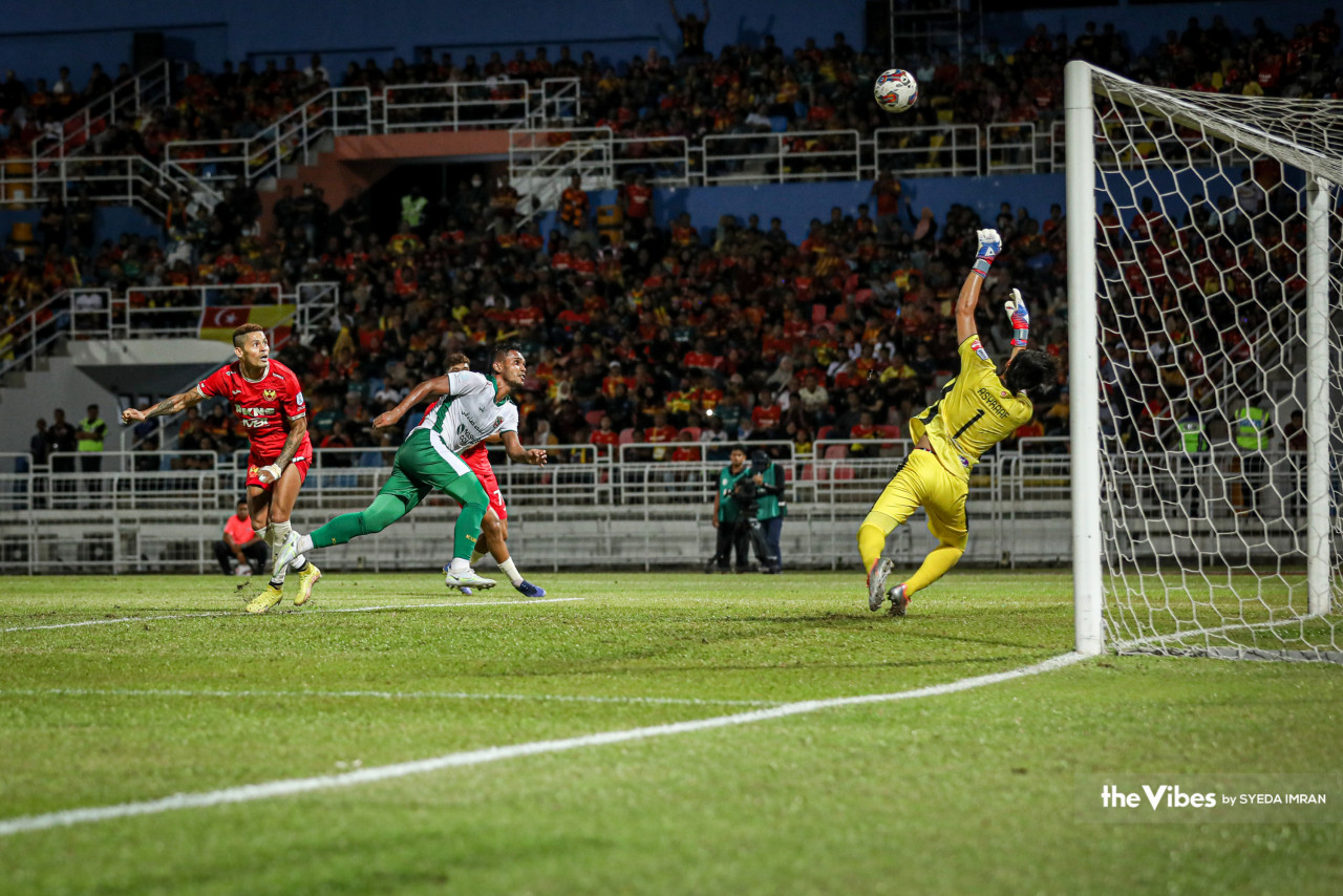 KUFC goalie Asyraaf Omar tries to block a goal from Selangor FC. – SYEDA IMRAN/The Vibes pic, February 28, 2023