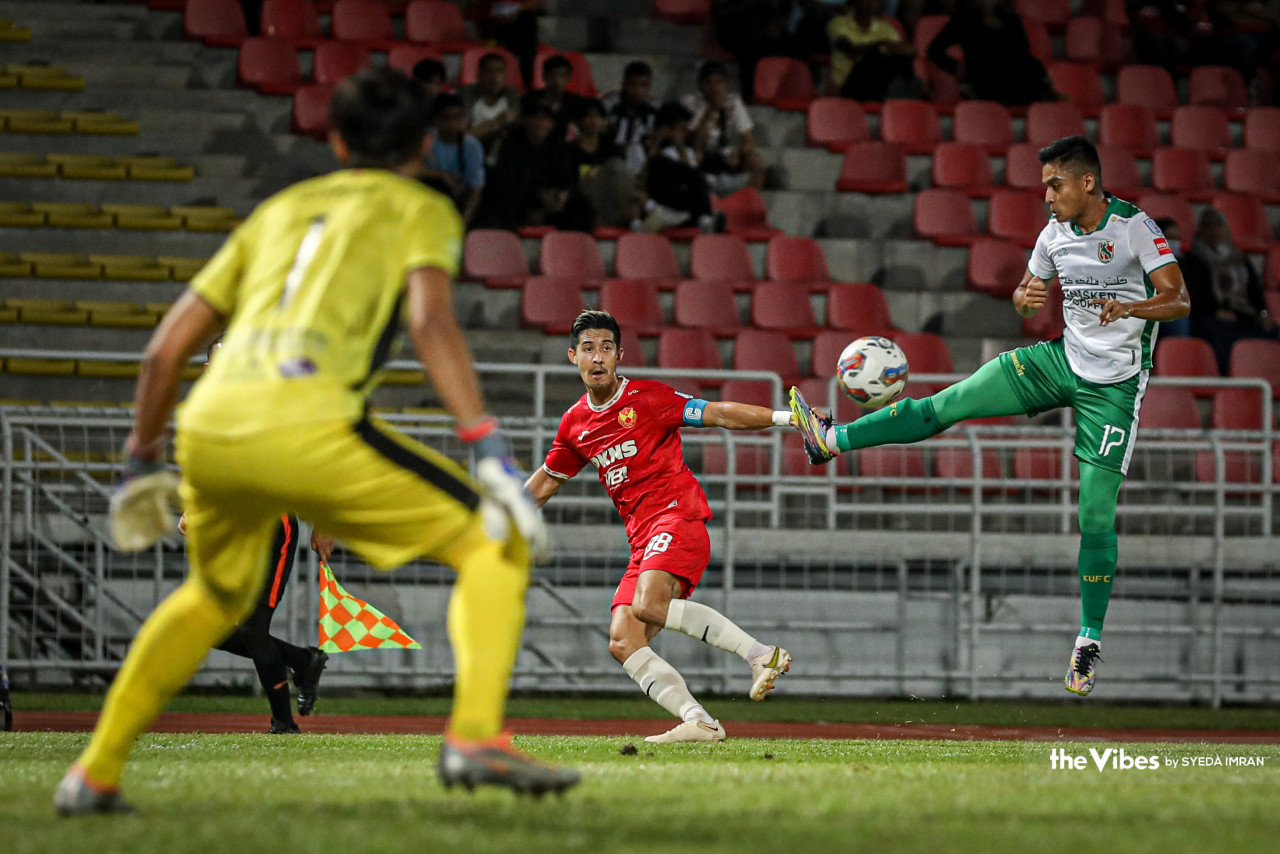 Selangor FC and KUFC players in action at the 2023 Super League at the Petaling Jaya City Council Stadium. – SYEDA IMRAN/The Vibes pic, February 28, 2023