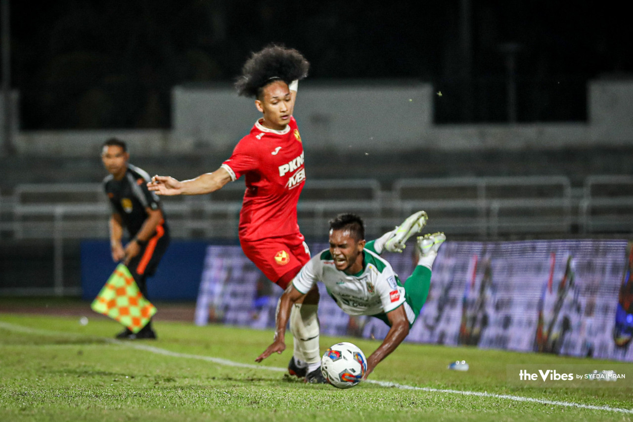 Sharul Nazeem Zulpakar (44) from Selangor FC tries to stabilise himself as Muhammad Fauzan Mohd Fauzi (2) from Kelantan United FC takes a dive. – SYEDA IMRAN/The Vibes pic, February 28, 2023