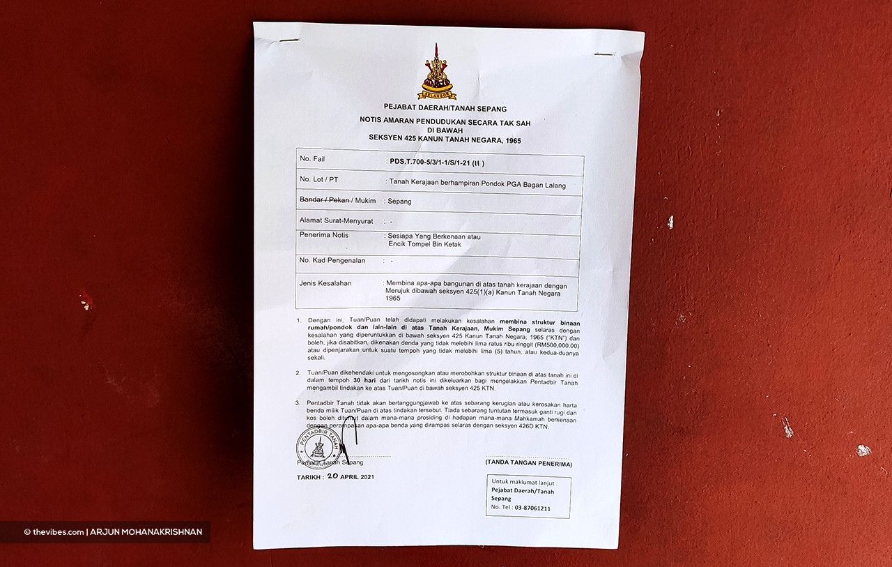 A land office notice stating that the Orang Asli residents have committed an offence by building structures on government land. – ARJUN MOHANAKRISHNAN/The Vibes pic, April 28, 2021