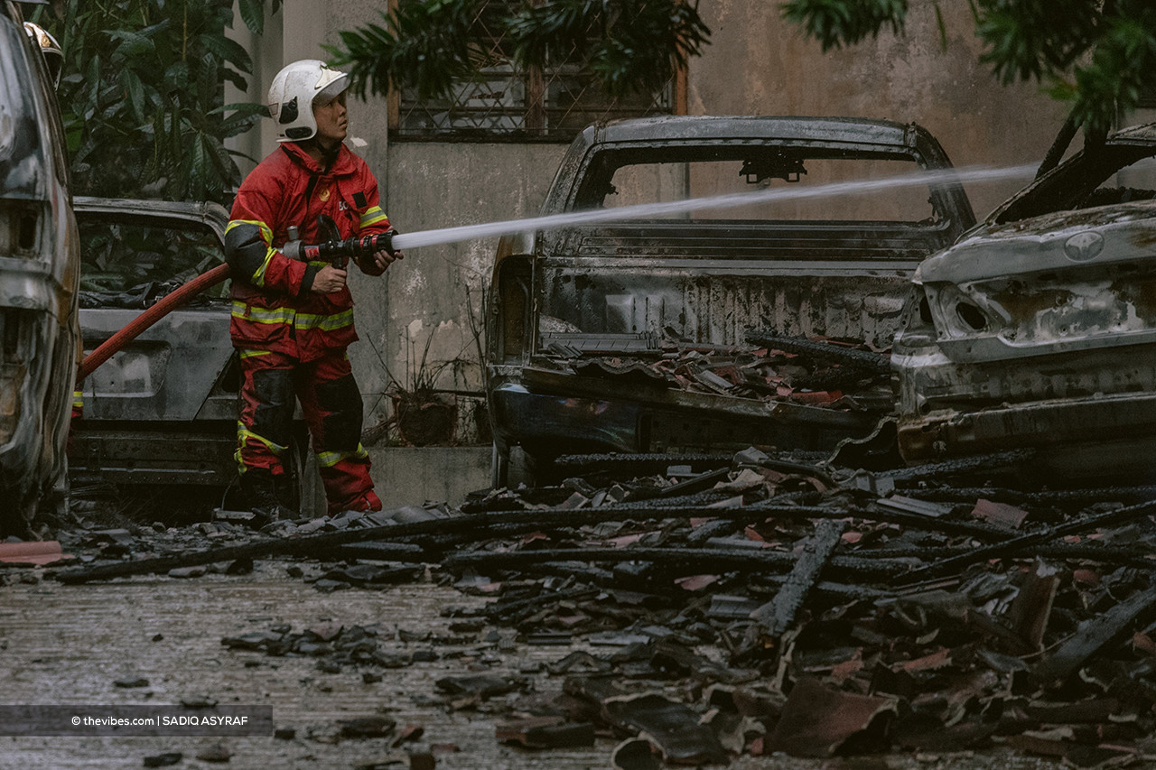 A firefighter aiming his hose at the burning building. – SADIQ ASYRAF/The Vibes pic, April 26, 2021