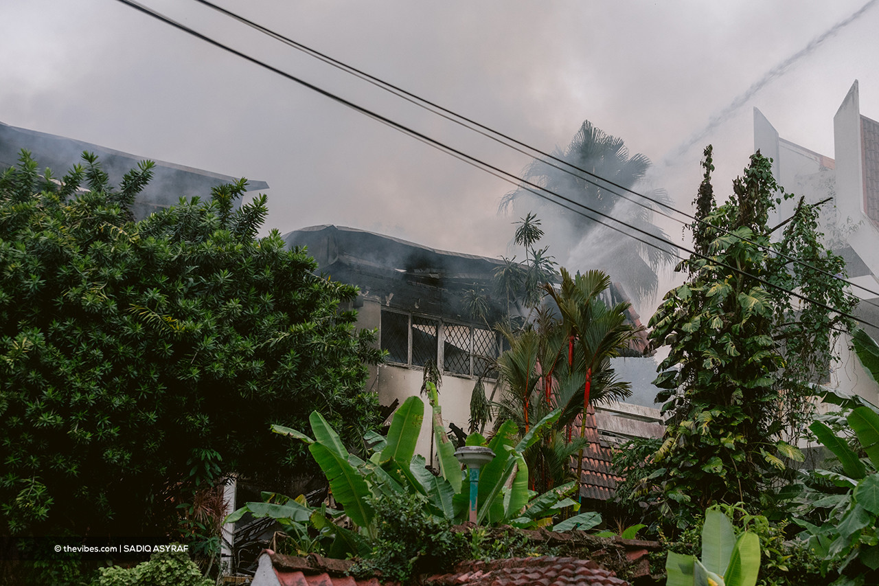 The fire at the Taman Duta house began about 4pm today. – SADIQ ASYRAF/The Vibes pic, April 26, 2021