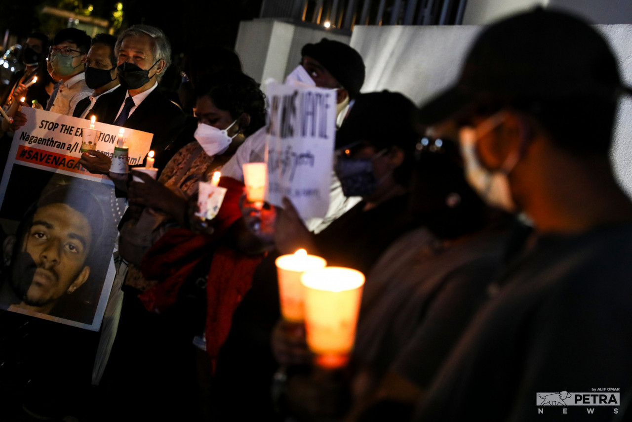 Huddled with candles, protesters spent half an hour holding up placards and banners urging Singapore to commute Nagaenthran Dharmalingam’s death sentence before concluding the vigil by singing Malaysia’s national anthem. – ALIF OMAR/The Vibes pic, April 26, 2022