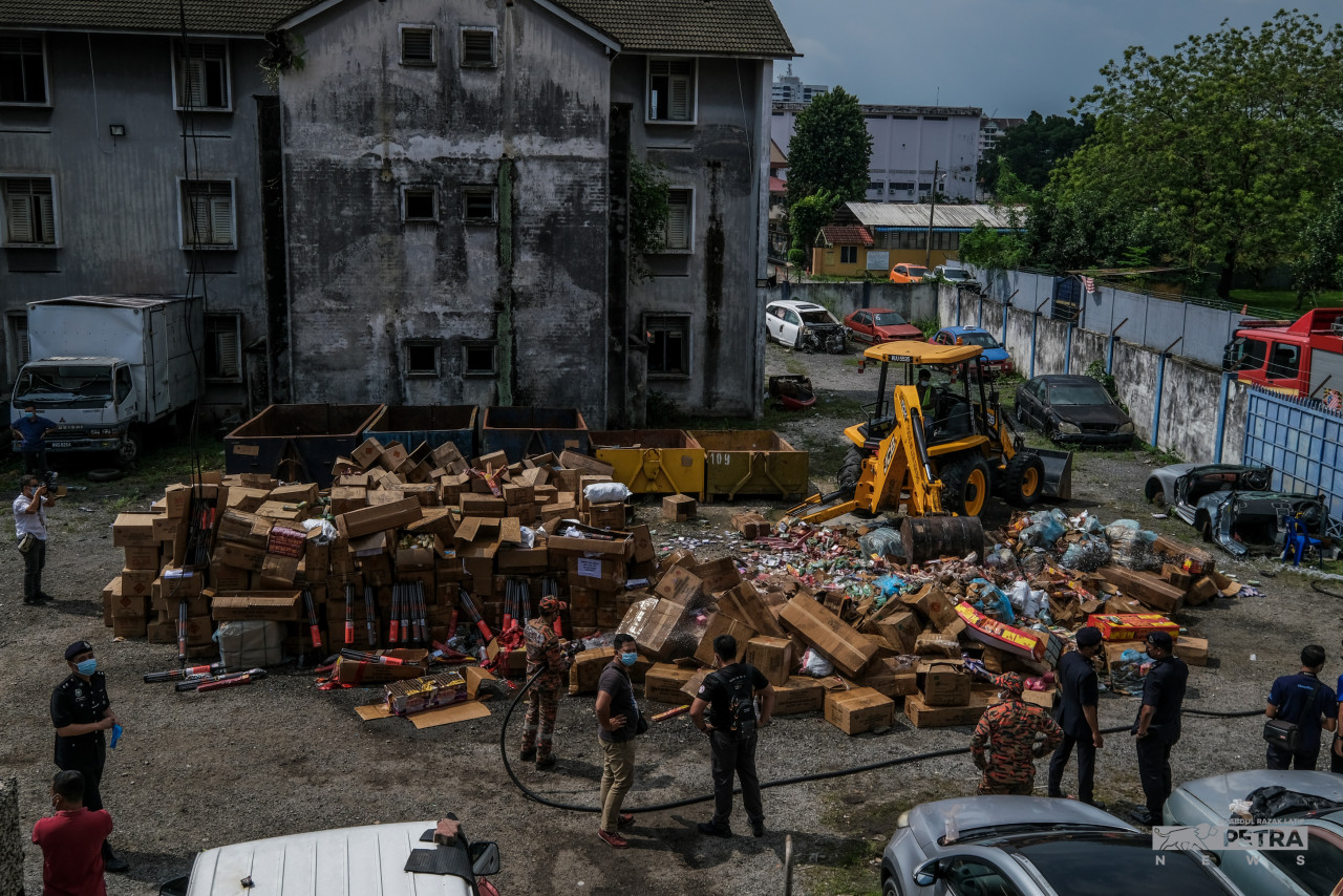 Sentul police destroy firecrackers seized in April this year. Despite the constant reminders that they are dangerous and illegal in Malaysia, every Ramadan season sees accidents where children are injured while playing with firecrackers. – The Vibes file pic, December 3, 2022