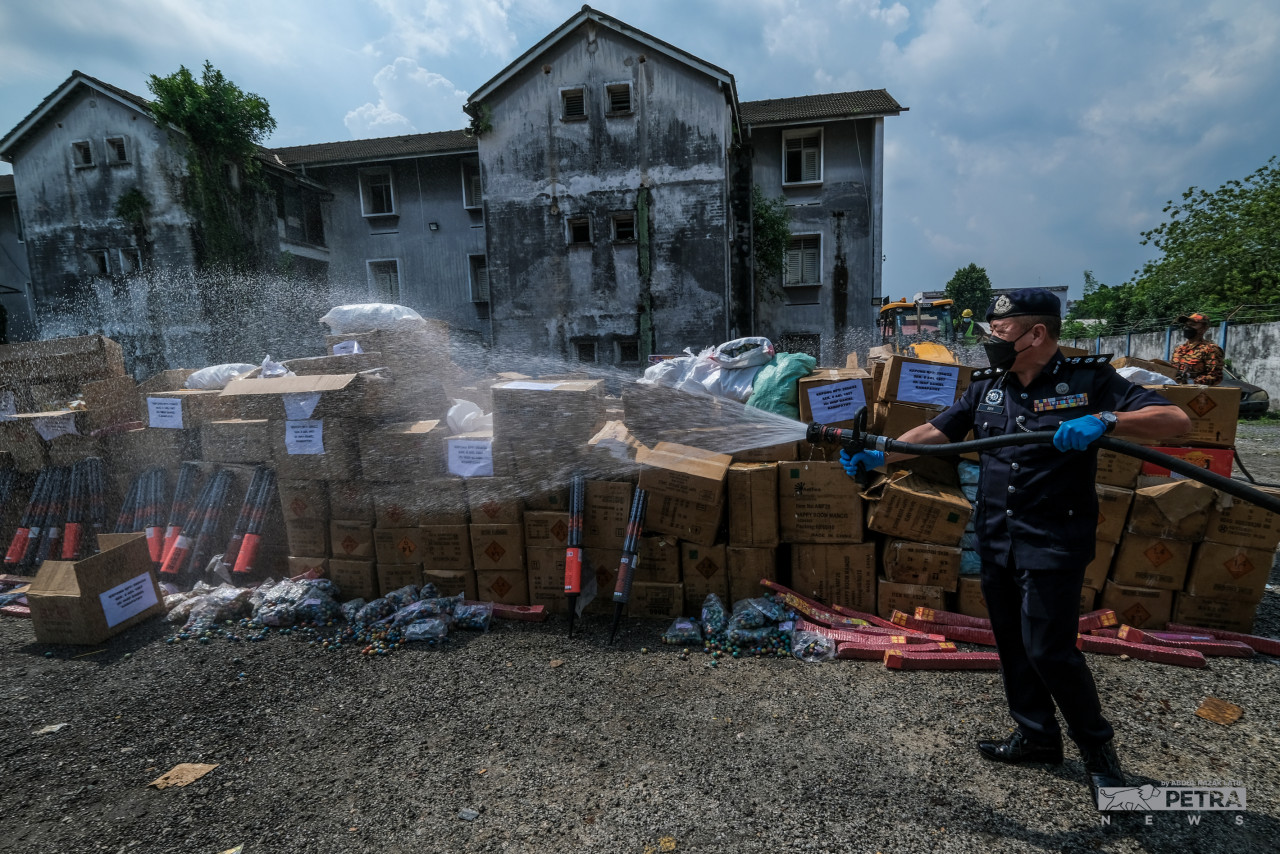 Police and the fire and rescue department have yet to establish the cause of the explosion. – ABDUL RAZAK LATIF/The Vibes pic, April 26, 2022
