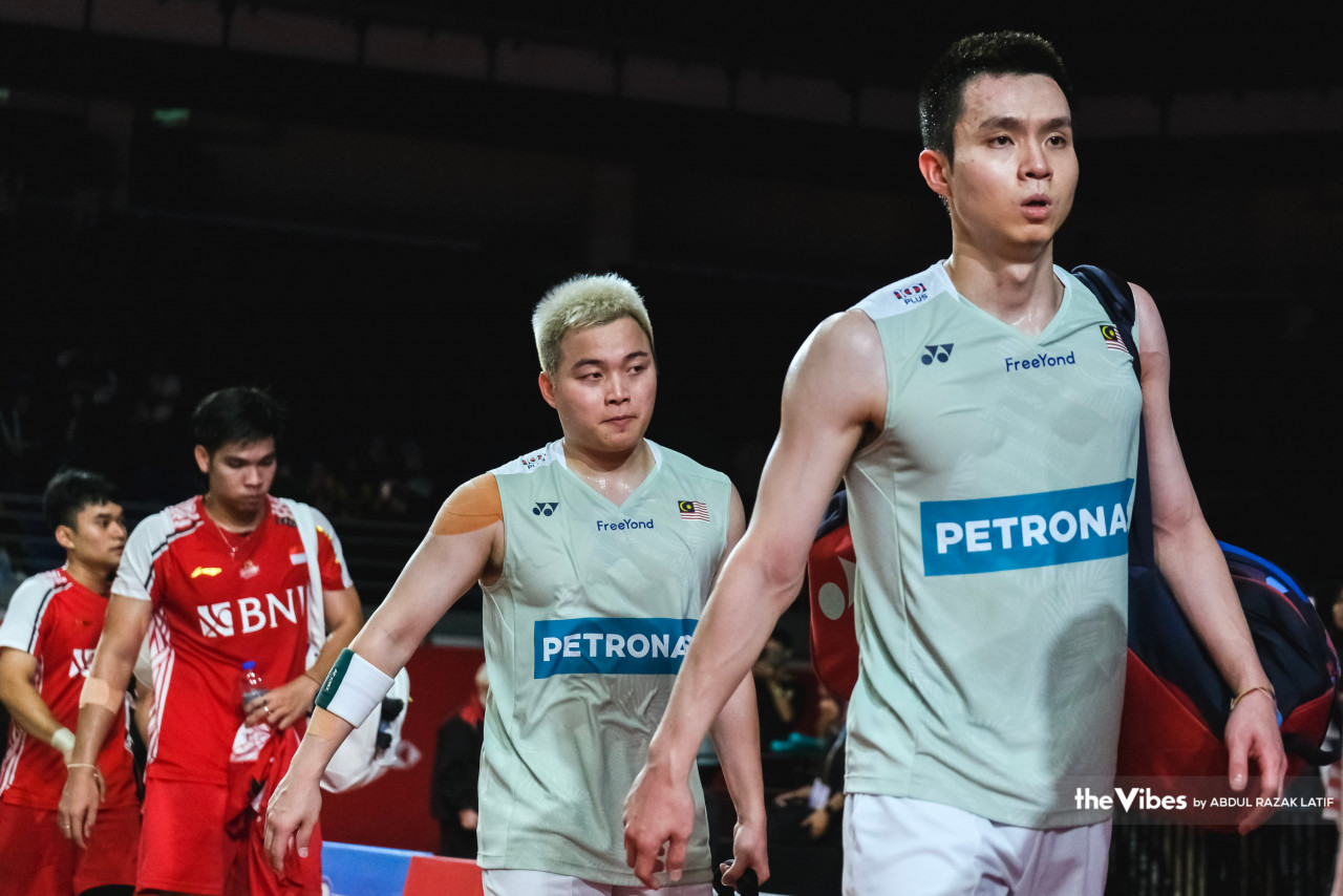 Rolly Carnado-Daniel Marthin (foreground) will now face world number 26 pair Man Wei Chong-Tee Kai Vun in the semifinals tomorrow after the Malaysians won against veterans Mohammad Ahsan-Hendra Setiawan from Indonesia earlier today. – ABDUL RAZAK LATIF/The Vibes pic, May 26, 2023