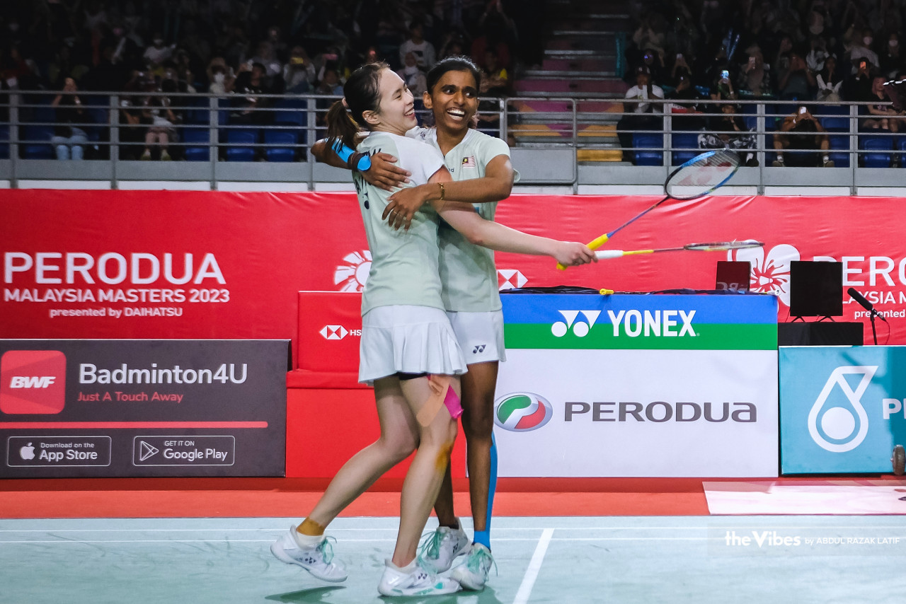 With both shuttlers visibly winded throughout the match, Pearly Tan (left) admits that it took mental strength to keep them in the fight. – ABDUL RAZAK LATIF/The Vibes pic, May 26, 2023