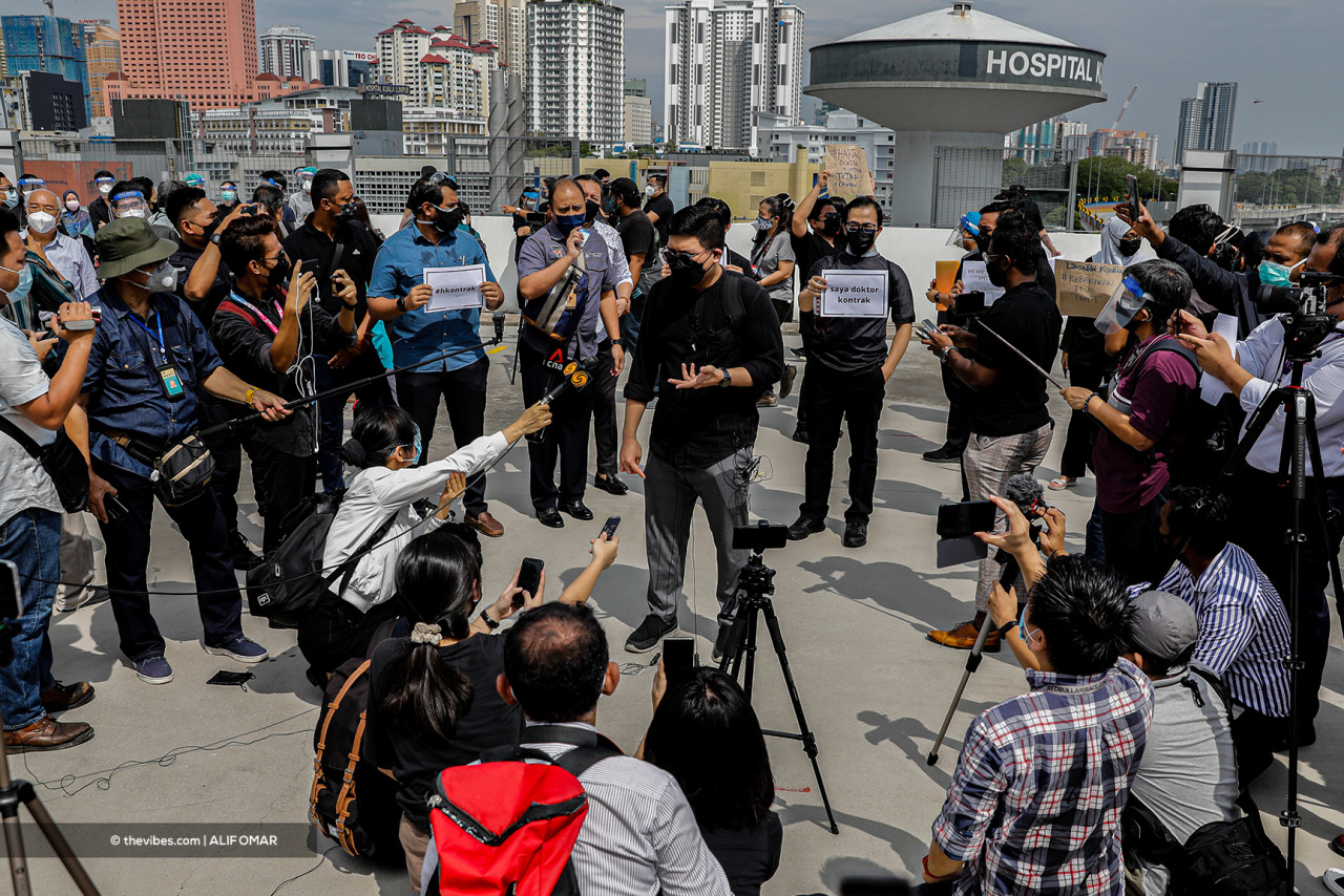 Doctors clad in black participating in #HartalKontrakDoktor speak to media at Kuala Lumpur Hospital. – ALIF OMAR/The Vibes pic, July 26, 2021