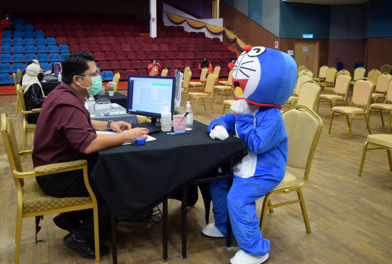 ‘Doraemon’ going through some pre-jab checks at the Kuala Nerus PPV. – Bernama pic, August 26, 2021