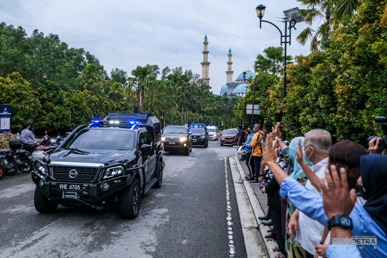 Datuk Seri Najib Razak arrives at the KL High Court today for his 1Malaysia Development Bhd audit tampering trial in a prison SUV at 8.48am, greeted by his waving supporters. – ABDUL RAZAK LATIF/The Vibes pic, August 26, 2022