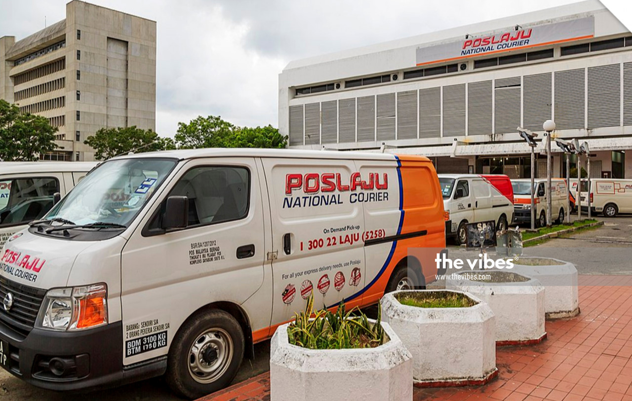 Malaysians can send Mel Rakyat to loved ones by dropping their letters into Post Malaysia’s red postboxes or by handing them to their neighbourhood postmen. – The Vibes file pic, October 5, 2021