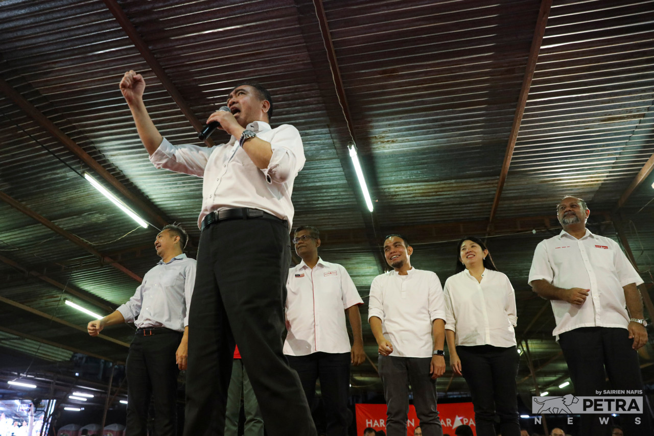 DAP secretary-general Anthony Loke (with microphone) speaks at a party fundraiser in Kelana Jaya, Kuala Lumpur today. In announcing Syahredzan Johan’s (third right) candidacy in Bangi, he says DAP must work to establish itself as a party for all Malaysians. – SAIRIEN NAFIS/The Vibes pic, October 26, 2022