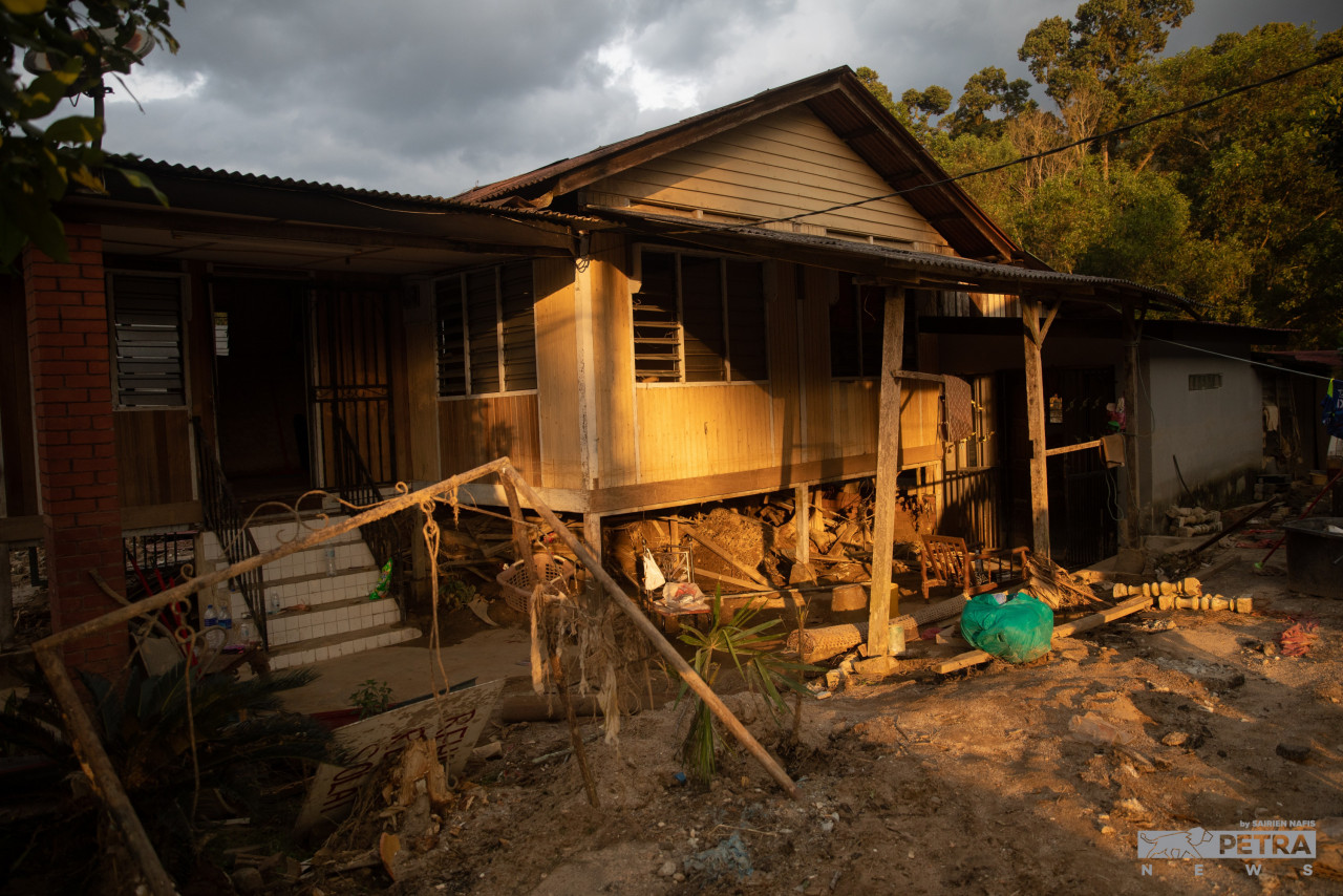 Clearing mud and debris from flood-affected homes is proving to be a difficult task. – SAIRIEN NAFIS/The Vibes pic, December 30, 2021