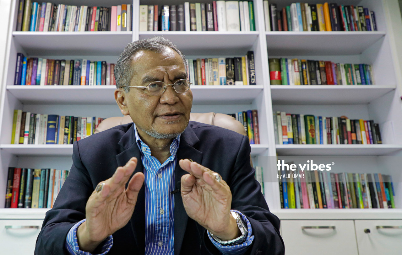 Former health minister Datuk Seri Dr Dzulkefly Ahmad says to reduce the volume of infected persons at CACs, Categories 1 and 2 patients should be home-monitored using existing digital tools.  – The Vibes file pic, May 19, 2021