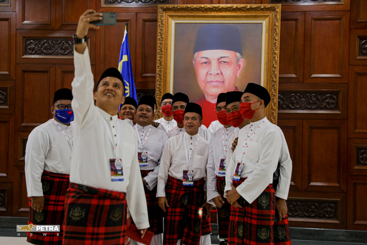 The fact that Datuk Seri Hishammuddin Hussein is from a different Umno faction from president Datuk Seri Ahmad Zahid Hamidi and grassroots support will play a factor in whether the former party vice-president has any chance of becoming deputy prime minister. – PETRA News file pic, June 12, 2021