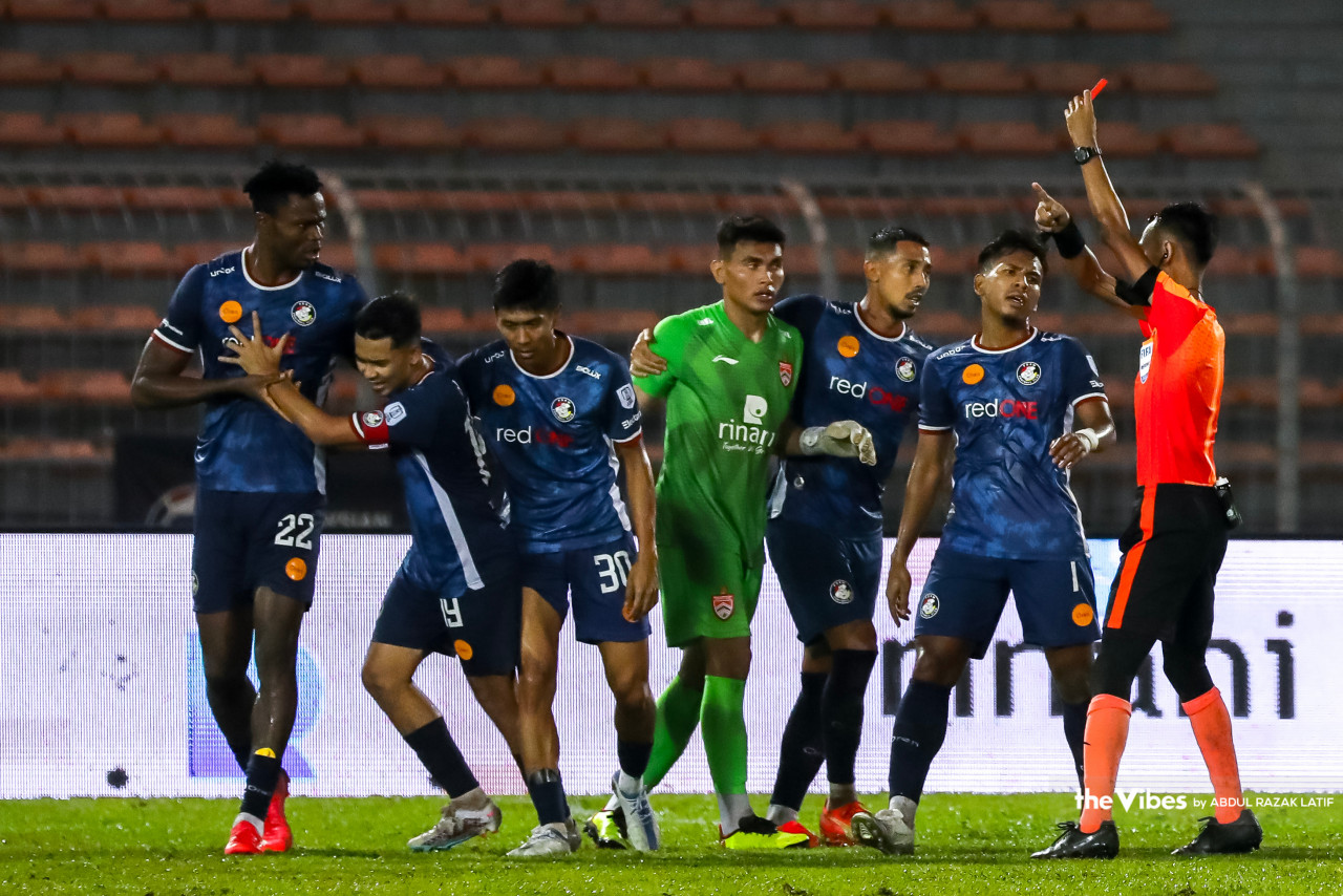 KL City defender Giancarlo Gallifuoco and PDRM’s James Okwuosa both being shown the red card in extra time after both defenders got into a scuffle. – ABDUL RAZAK LATIF/The Vibes pic, April 27, 2023