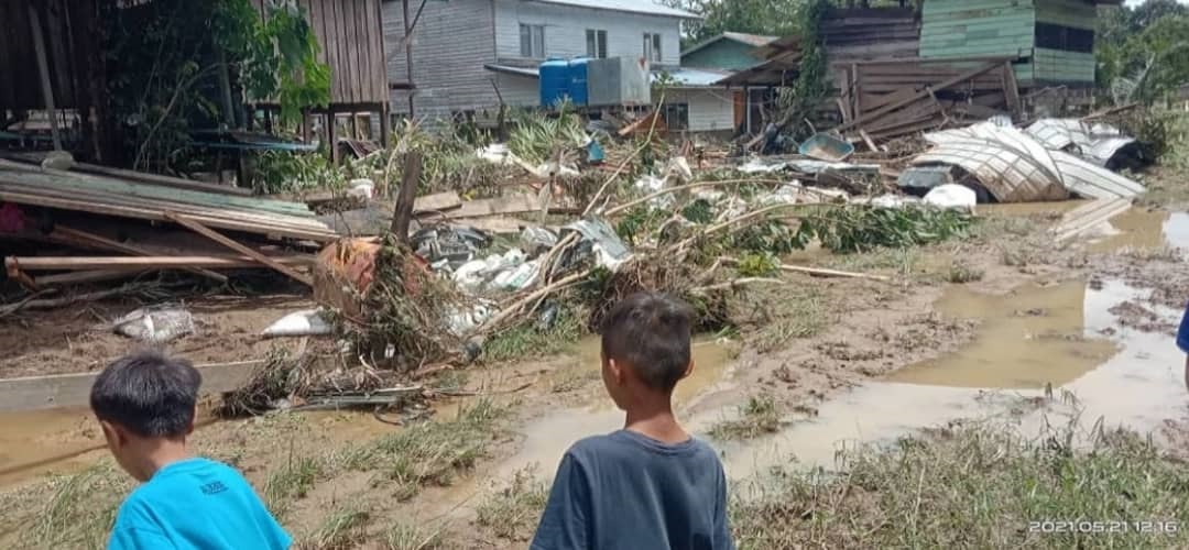Children looking at damage caused by the recent floods in Sarawak. – The Vibes pic, May 27, 2021
