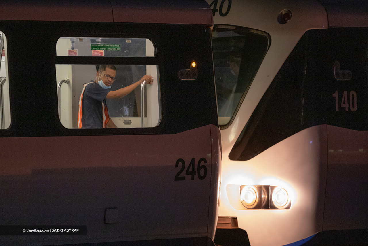 RapidKL personnel monitoring the movement of Train 40 to the Subang depot this morning. – SADIQ ASYRAF/The Vibes pic, May 27, 2021