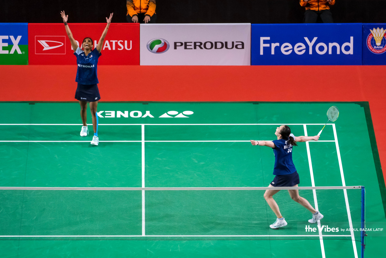 Pearly Tan (right) and M. Thinaah (left) celebrate after their ahrd-won victory at the Axiata Arena today. – ABDUL RAZAK LATIF/The Vibes pic, May 27, 2023