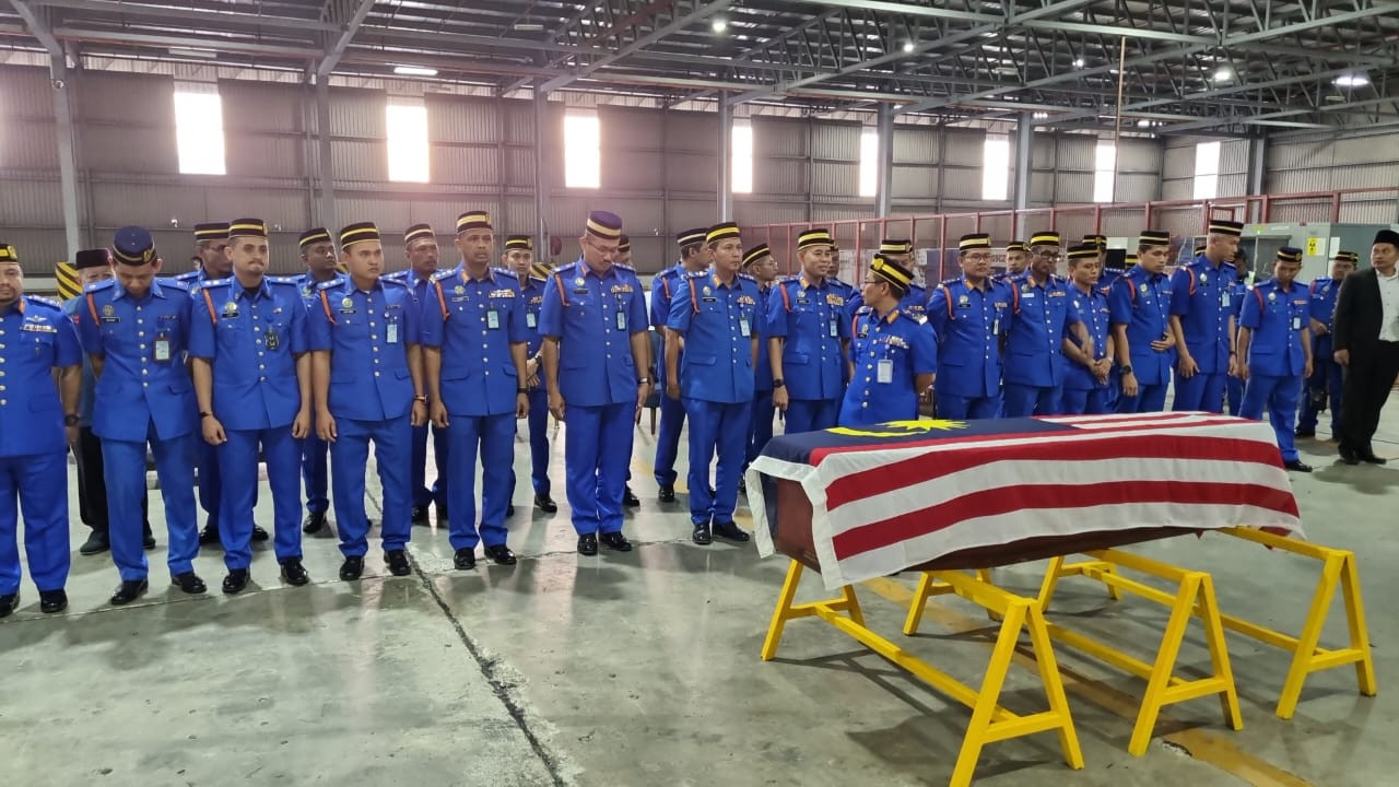 At the KLIA Cargo Complex, members of the Civil Defence Force pay their last respects to Awang Askandar Ampuan Yaacub. – Foreign Ministry pic, May 27, 2023