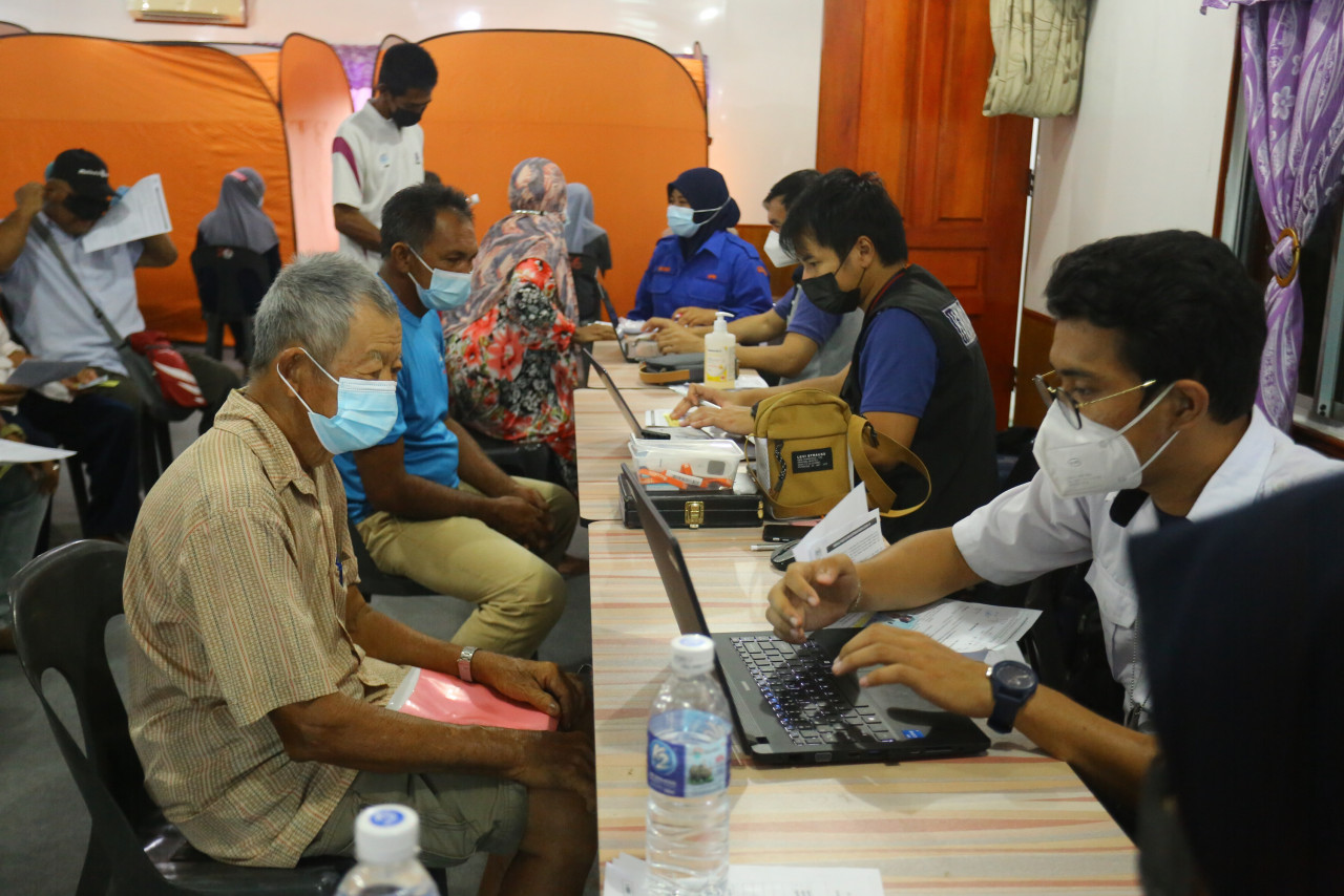 The registration centre at the Covid-19 vaccination outreach station in Kg Tanjung Aru, Sandakan, Sabah. – AHMAD JIMMY/The Vibes pic, June 27, 2021