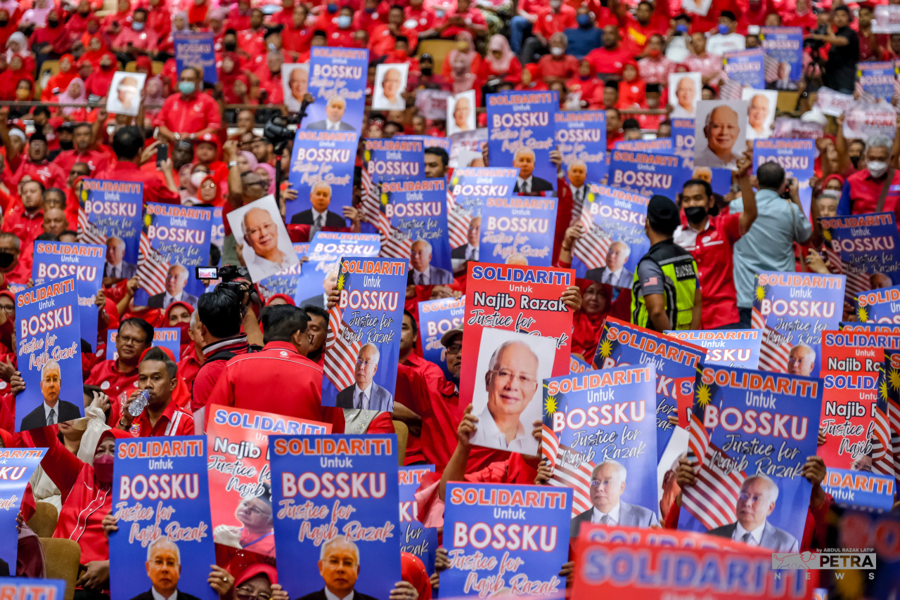 In an Umno special briefing on Datuk Seri Najib Razak’s imprisonment yesterday, supporters hold up posters of the disgraced politicians, while jeering and booing at the mentions of Prime Minister Datuk Seri Ismail Sabri Yaakob’s name. – ABDUL RAZAK LATIF/The Vibes pic, August 29, 2022