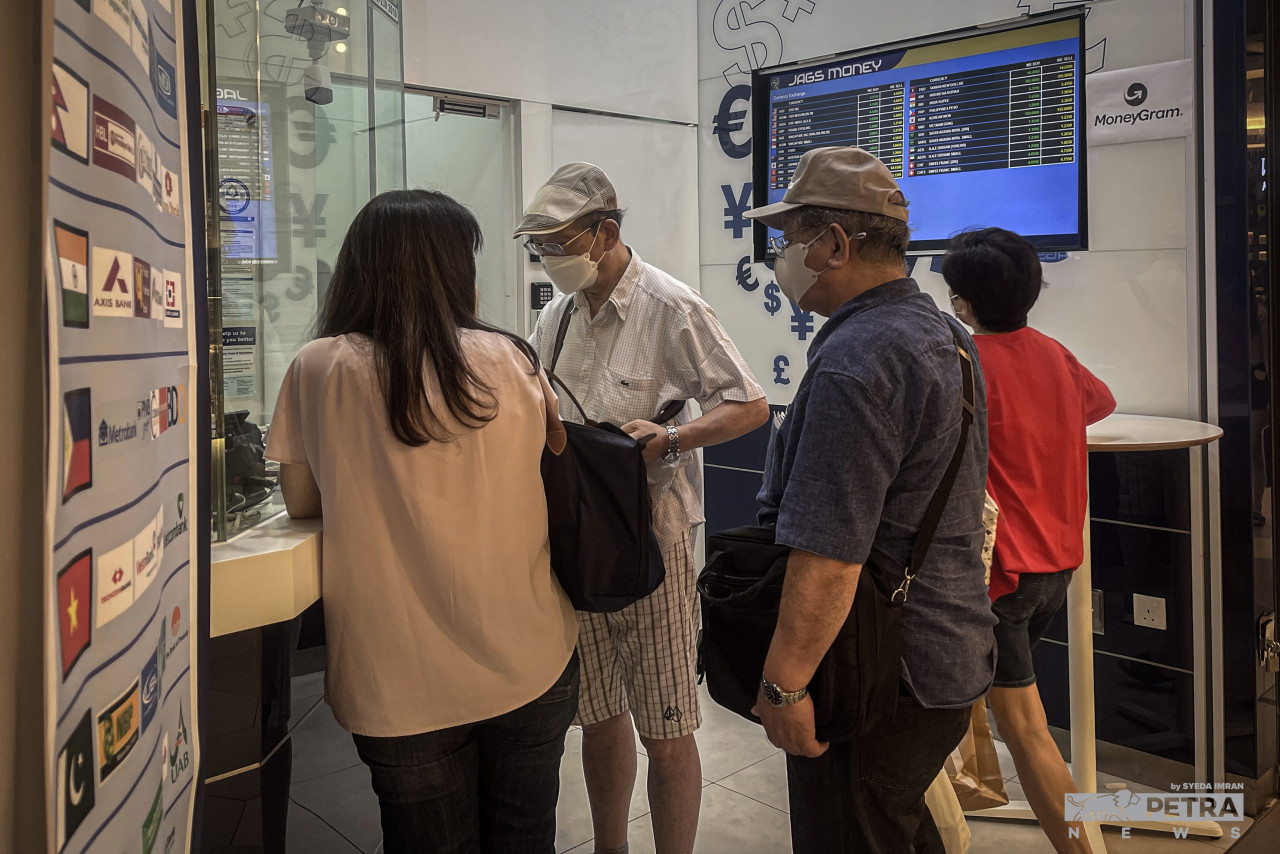 Retired auditor Ong, 71, bemoans how Malaysians will now ‘lose face’ to citizens of other countries whenever the topic of currency rate is brought up, especially as the buying power of people from neighbouring countries is much higher.  – SYEDA IMRAN/The Vibes pic, October 1, 2022
