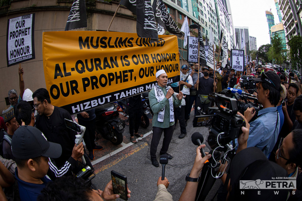 Hizbut Tahrir central leadership member Mu’adz Abu Thalhah addresses the media after handing over a memorandum to the Swedish embassy. – AZIM RAHMAN/The Vibes pic, January 27, 2023