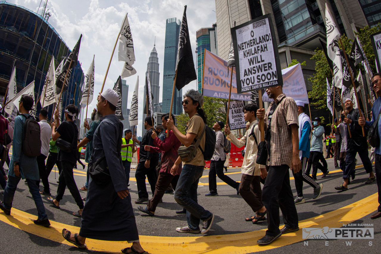Banners and flags condemning the desecration the Quran are held by most of the protesters in front of the Dutch embassy in Kuala Lumpur. – AZIM RAHMAN/The Vibes pic, January 27, 2023